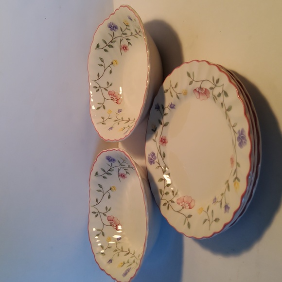 Johnson Brothers England lot of five, two cereal bowls and three dessert plates. - Picture 1 of 8